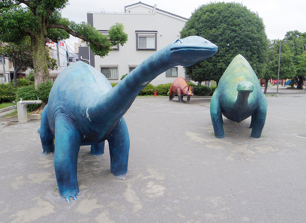 原っぱのゾーンにはブラキオサウルス、カマラサウルス、トリケラトプスの姿も/戸田市児童センターこどもの国（埼玉県／戸田市）