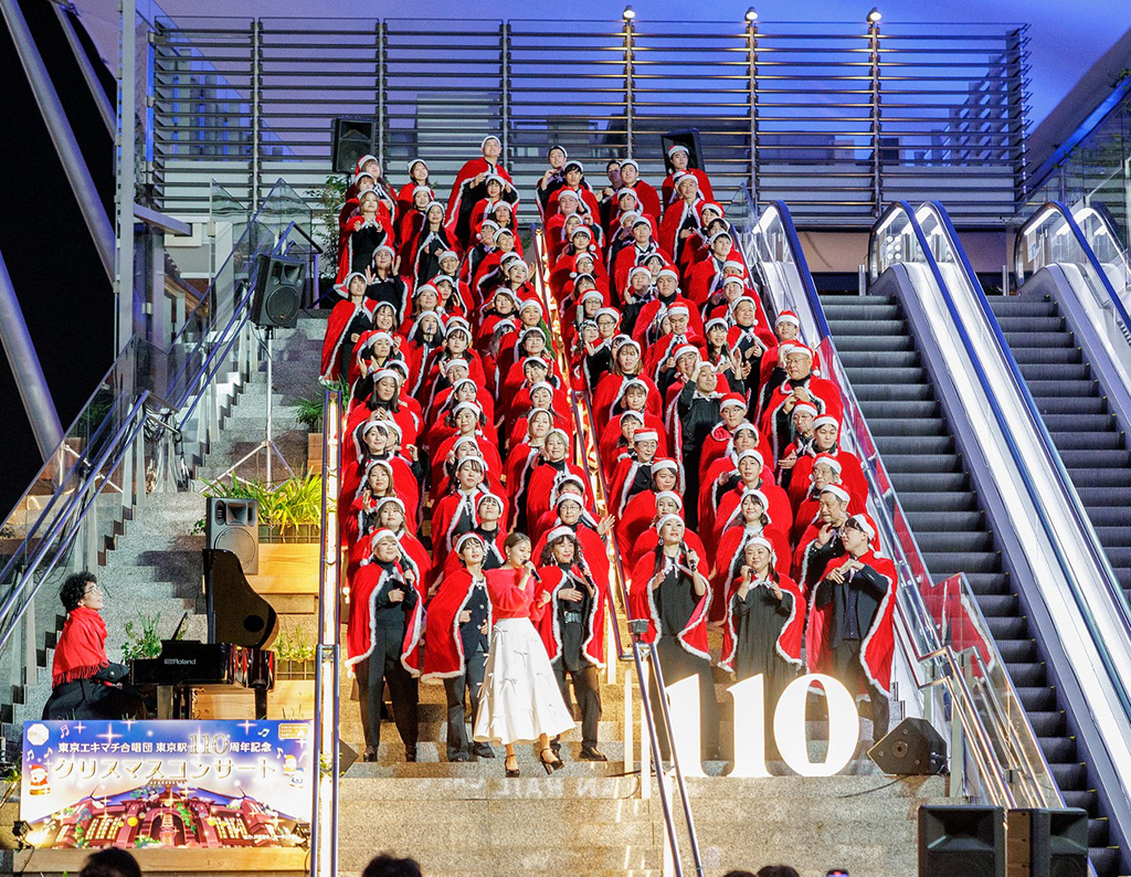 東京エキマチ合唱団（昨年度開催の様子）│東京駅サンタ謎 ～ひみつの試験～/JR東京駅構内・駅周辺エリア（東京都/千代田区）