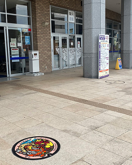 瀬戸蔵のポケふた「ニャヒート」と「ブーバー」のある場所(愛知県/瀬戸市)