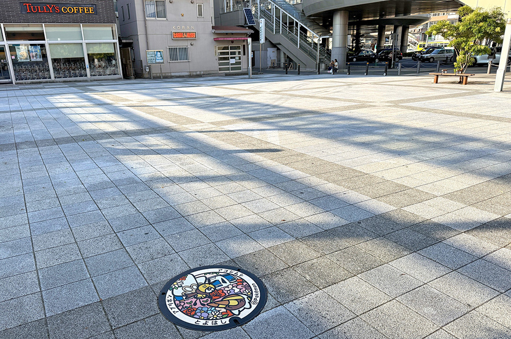 豊橋駅南口駅前広場のポケふた「アブリボン」「アゴジムシ」がある場所(愛知県/豊橋市)