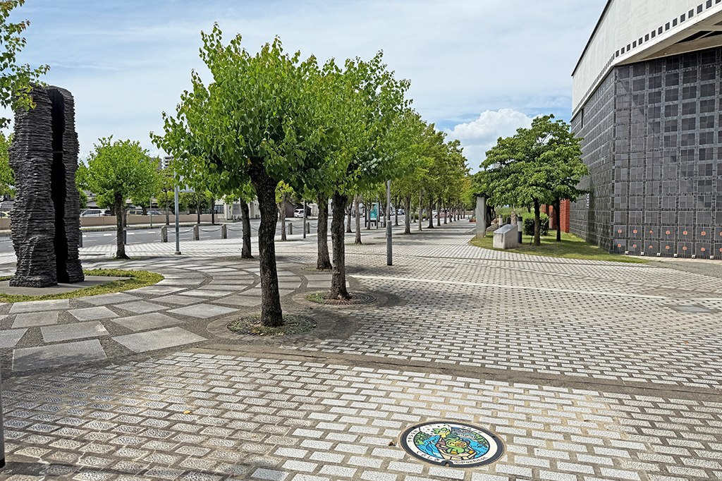 倉敷市芸文館のポケふた「ワタシラガ」「サルノリ」がある場所（岡山県／倉敷市）