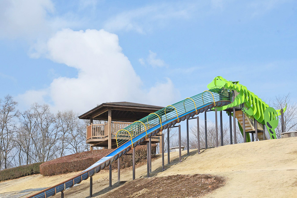 丘の上にあるティラノサウルスのロングスライダー/もみじ平総合公園（群馬県/富岡市）