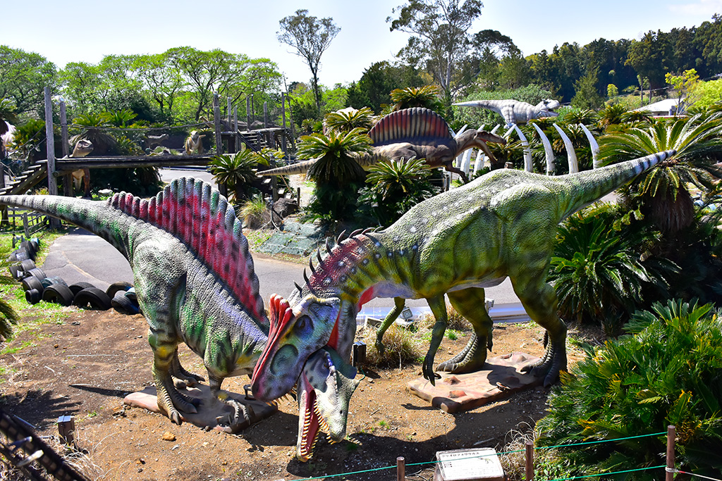 恐竜エリアは散歩だけでなく、ゴーカートで駆け抜けることもできる/伊豆ぐらんぱる公園(静岡県/伊東市)
