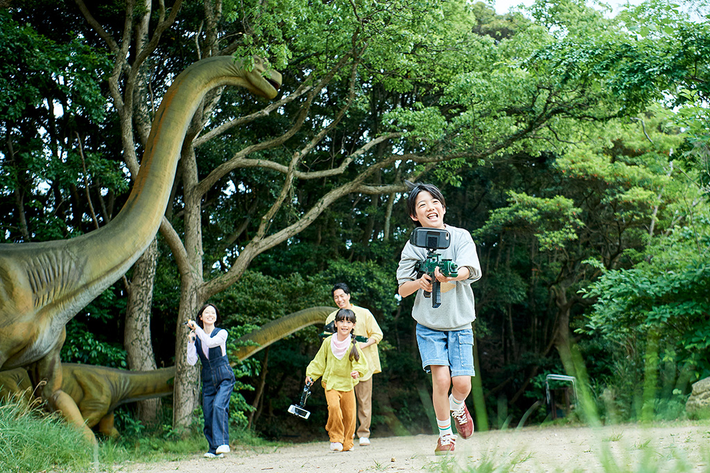 銃を手に、襲い掛かる肉食恐竜を撃退!/ハウステンボス(ジュラシックアイランド)(長崎県/佐世保市)