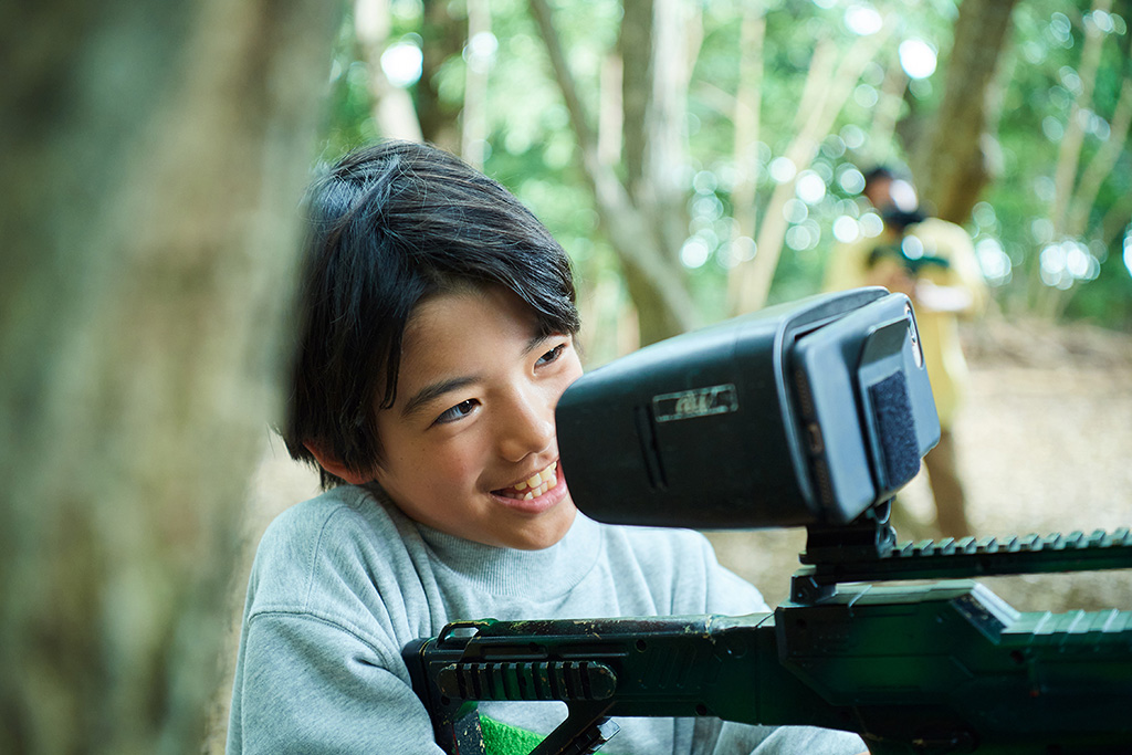銃を構える姿も様になる/ハウステンボス(ジュラシックアイランド)(長崎県/佐世保市)