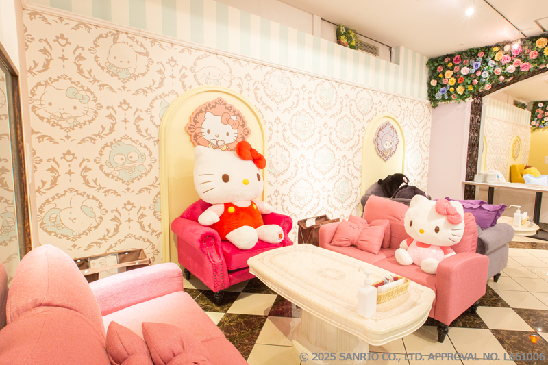 ソファ席は別途テーブルチャージ/サンリオキャラクターズガーデンカフェ（上野）