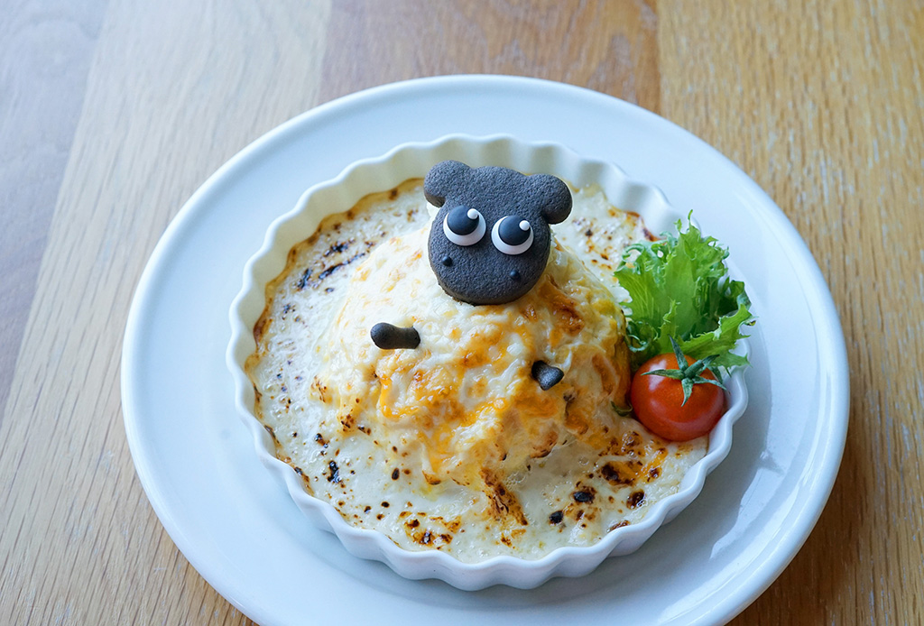 「シャーリーのグラタンオムライス」/ひつじのショーンビレッジ ショップ＆カフェ（町田）