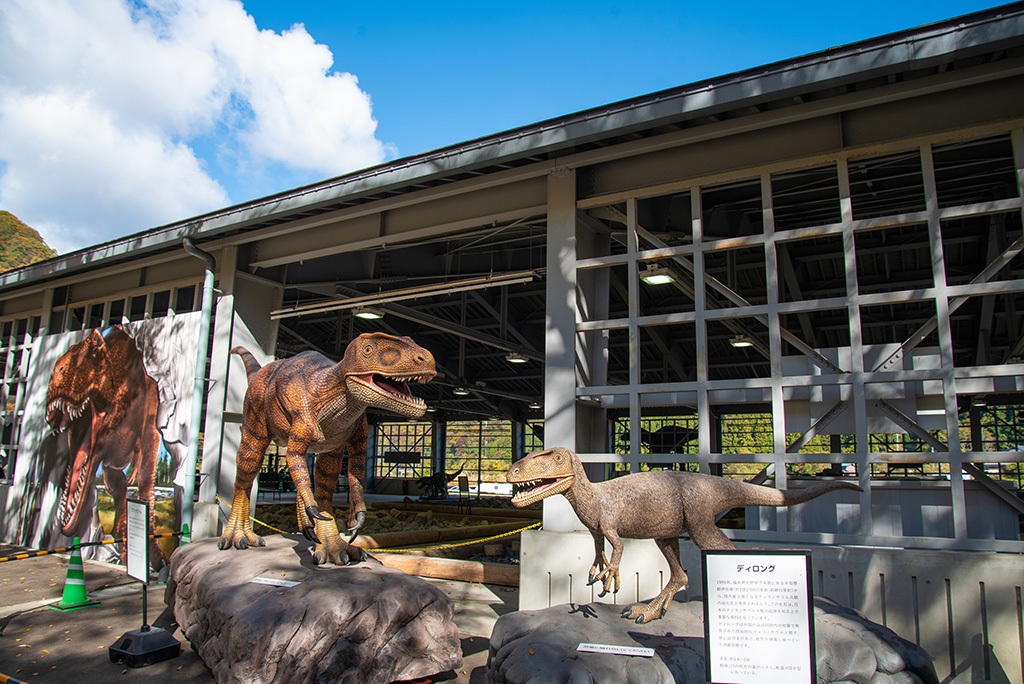 建物の外にはフクイラプトルやディロングの復元模型展示も/親子で協力して化石を発掘してみよう/大野市化石発掘体験センター「HOROSSA!」（福井県/大野市）