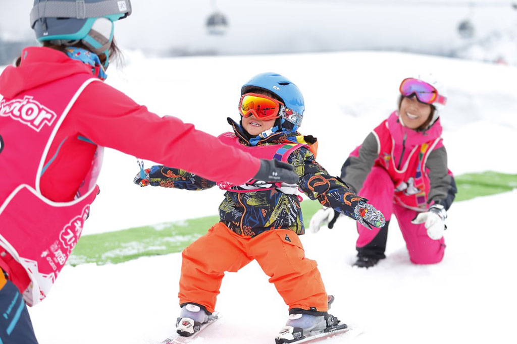 専門家厳選！ママパパも安心のキッズスクールのあるスキー場7選｜スクール選びのポイントも解説