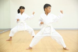 子どもの習い事「空手」はいつから始める？道場・流派の選択肢や費用、５つのメリットをご紹介