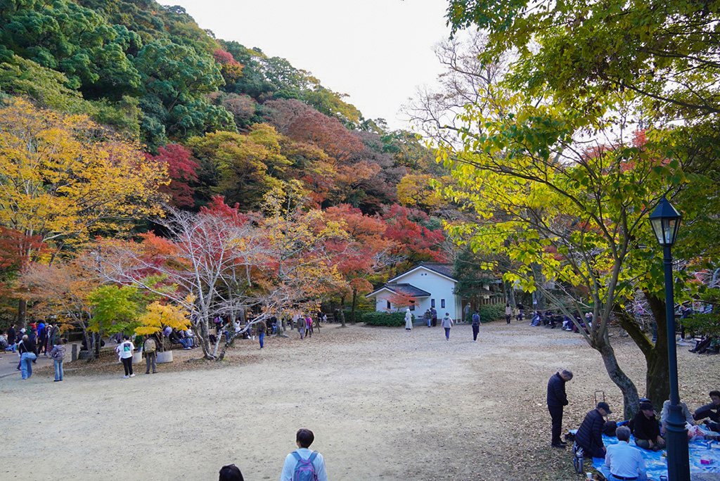 お寺の前の広場/箕面公園(大阪府/箕面市)