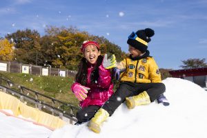 神奈川・さがみ湖MORI MORIに「スノーパラダイス」オープン！関東最大級の雪遊びスペースで、巨大そりなどを一日中楽しもう