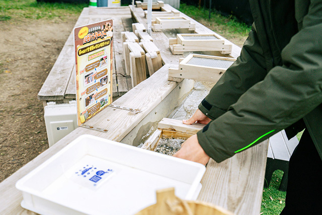 「化石ハンターツアー」の様子/メガ恐竜パーク鶴見緑地（大阪府/大阪市）