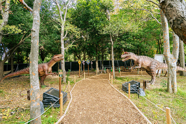 左のメガロサウルス、右のアロサウルス/メガ恐竜パーク鶴見緑地（大阪府/大阪市）