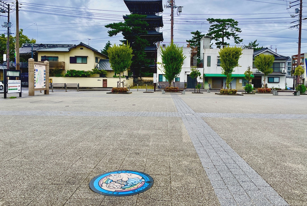 南大門前にぎわい広場のポケふた「ヤドン・ヤドラン」がある場所(香川県/善通寺市)