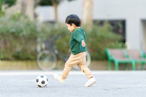 子どもの習い事「サッカー」はいつから始める？選択肢や費用、4つのメリットをご紹介