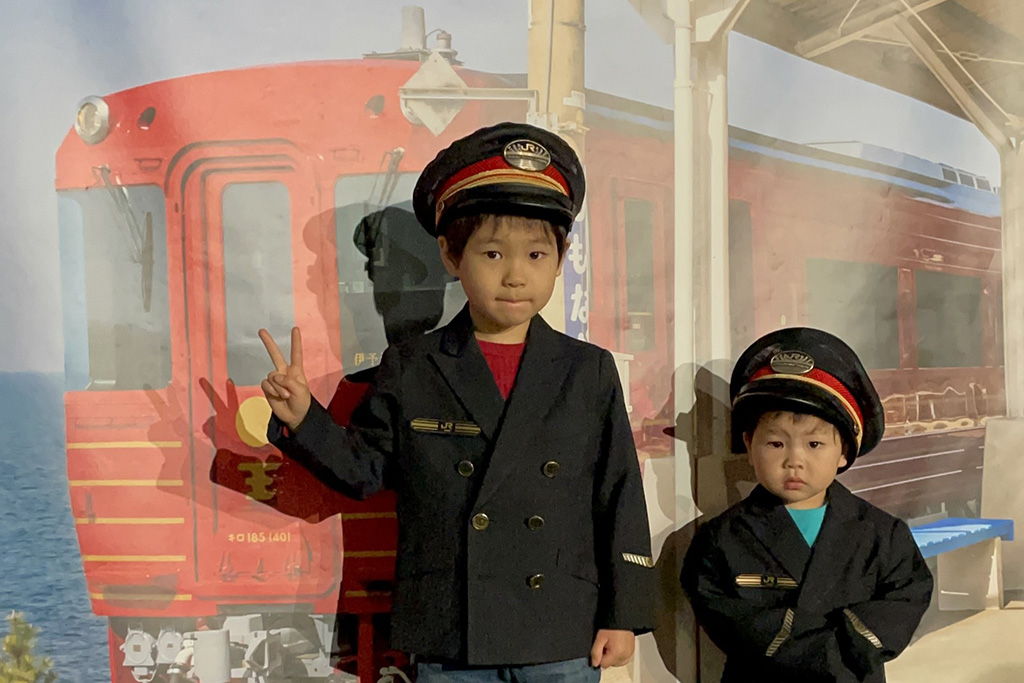 子ども用制服を着て撮影│るるぶKids体験便「てっぱくナイト」/鉄道博物館（埼玉県/さいたま市）