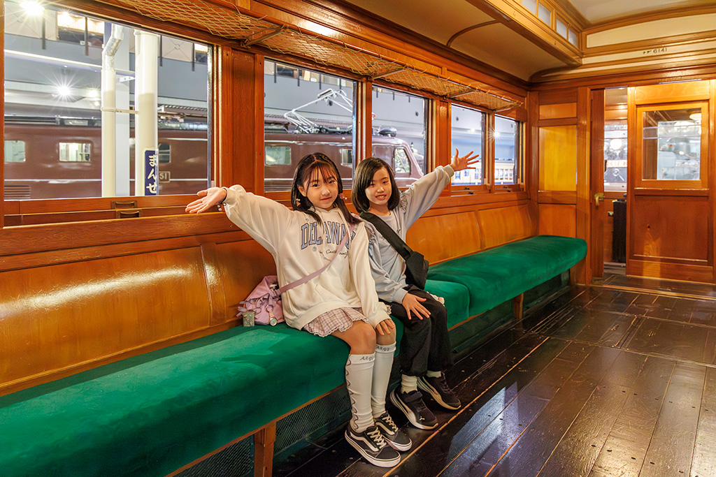ノスタルジックな車内で記念の一枚をぱちり│るるぶKids体験便「てっぱくナイト」/鉄道博物館（埼玉県/さいたま市）