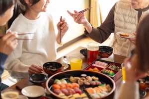 【るるぶKids限定】ママ友や祖父母との新年会に！デリバリーなら映えもお得も叶う！menuクーポン6800円分を配布中