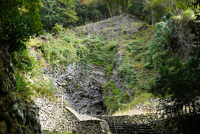 水平方向に細かく伸びている柱状節理/玄武洞ミュージアム（兵庫県/豊岡市）