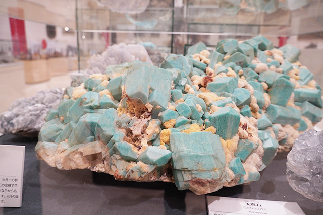 世界一のアマゾナイトの群晶/玄武洞ミュージアム（兵庫県/豊岡市）