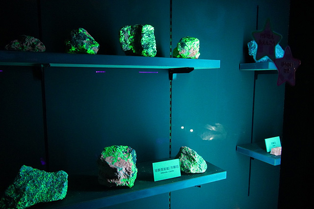 不思議な形をした鉱物や光を放つ石/玄武洞ミュージアム（兵庫県/豊岡市）