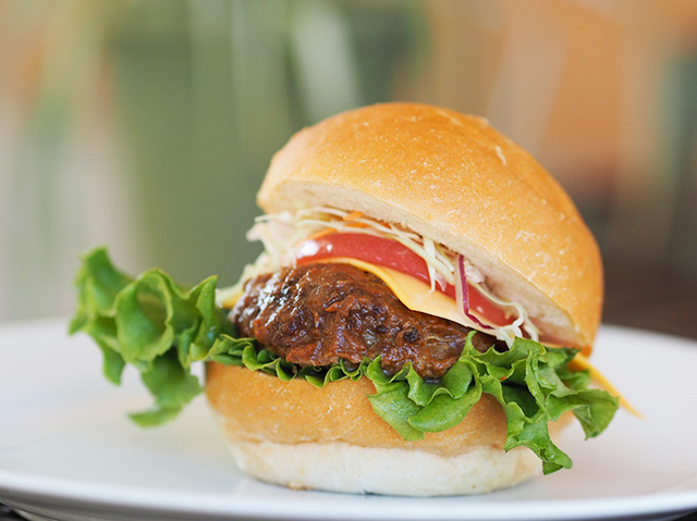 「レストラン＆カフェ玄武洞」の「但馬牛 玄武洞バーガー」/玄武洞ミュージアム（兵庫県/豊岡市）