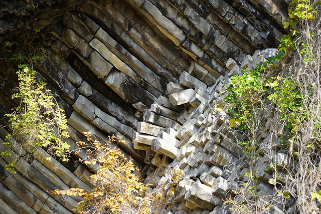 「落ちそうで落ちない石」と呼ばれる岩/玄武洞公園（兵庫県/豊岡市）