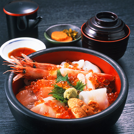 「おけしょう鮮魚 海中苑」の海鮮丼／城崎温泉