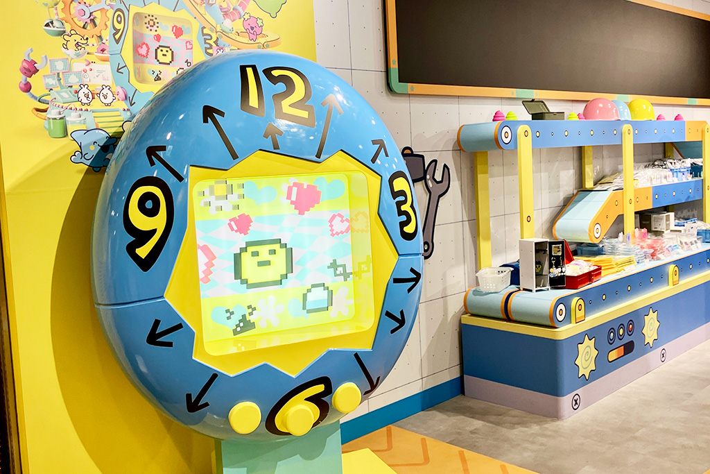 入り口にある大きなたまごっち/たまごっち公式ショップ『たまごっち ふぁくとり～！』