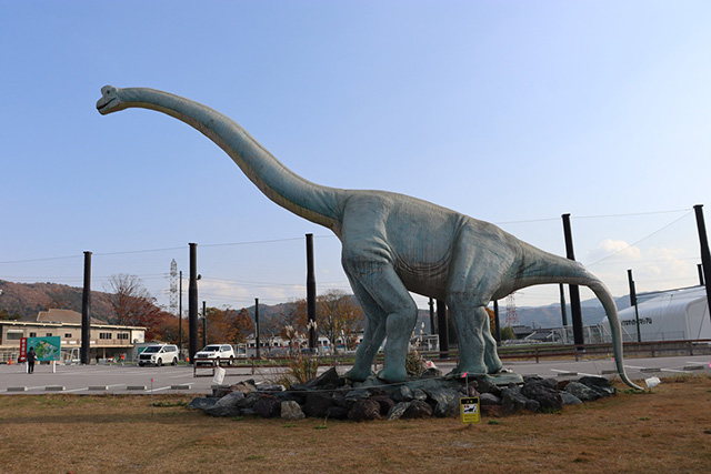 駐車場前にいる大きなブラキオサウルスの模型/BIG-BREATH(滋賀県/米原市)