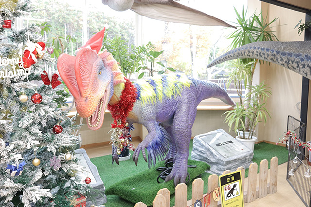 総合受付にいるディロフォサウルス(クリスマスバージョン)/BIG-BREATH(滋賀県/米原市)