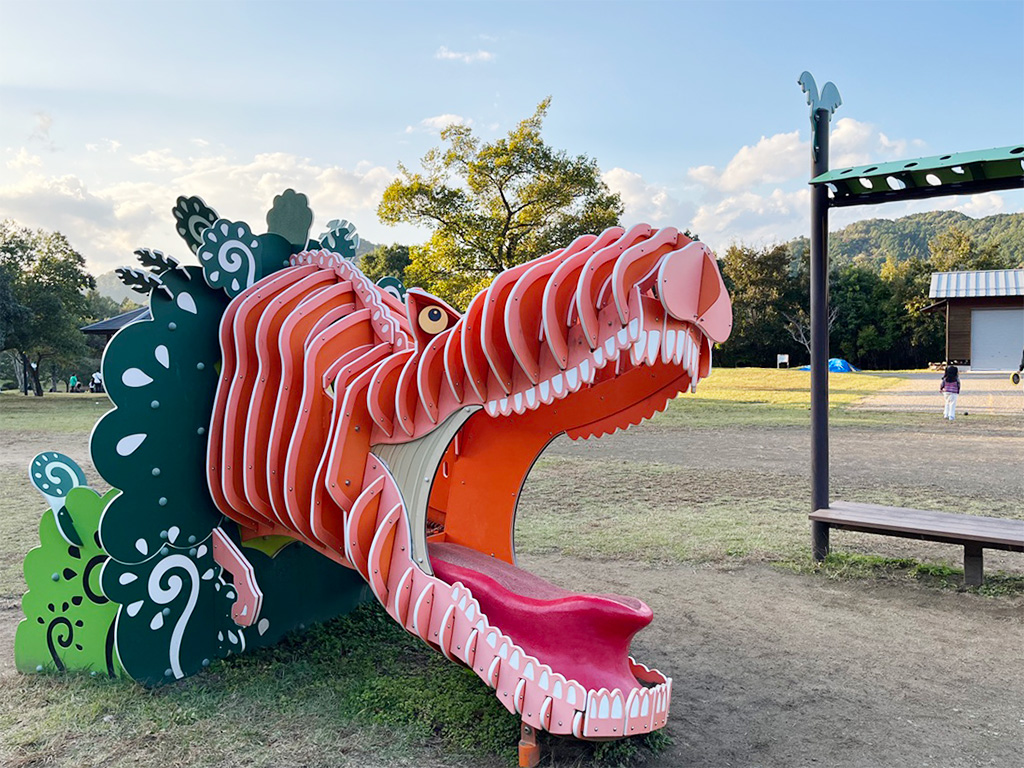 ユーモラスな恐竜型の遊具/丹波篠山市立太古の生きもの館（兵庫県/丹波篠山市）