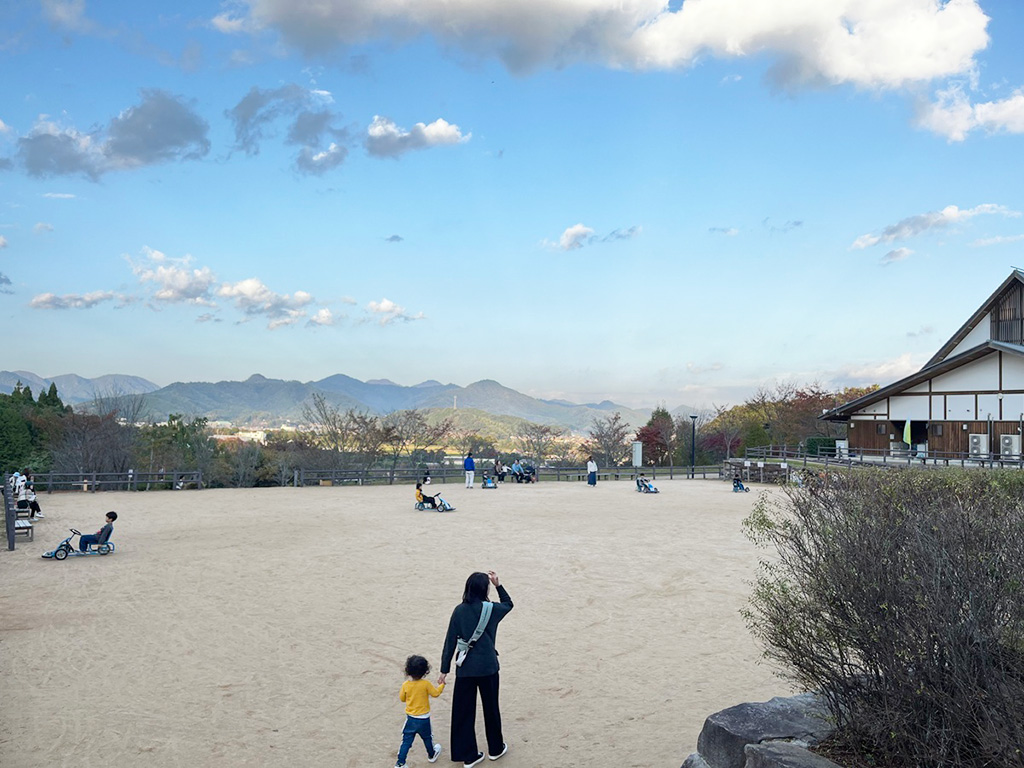 管理棟の横にある朝市広場/丹波並木道中央公園（兵庫県/丹波篠山市）