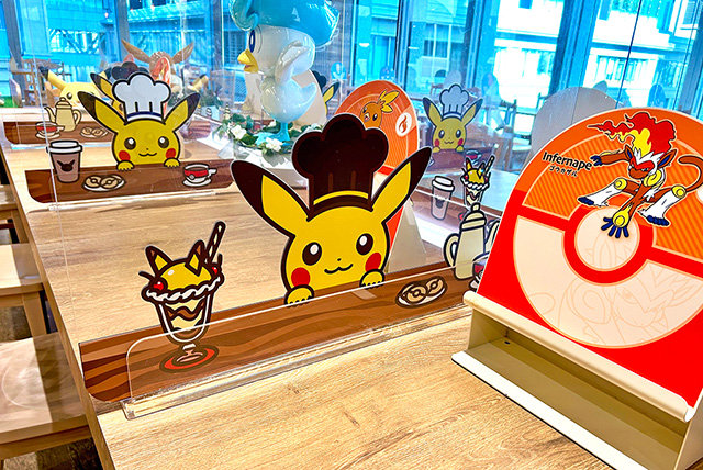 各カウンターの仕切りのシェフピカチュウ/ポケモンカフェ（東京都/中央区）