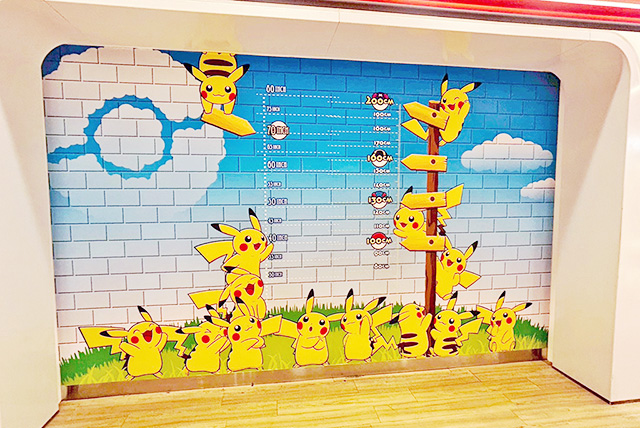 たくさんのピカチュウが描かれた身長計/ポケモンセンターメガトウキョー（東京都/豊島区）