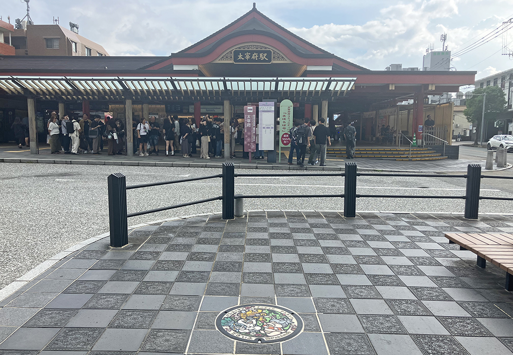 太宰府駅前広場のポケふた「ヤレユータン・フーディン・ヤドキング」がある場（福岡県／太宰府市）