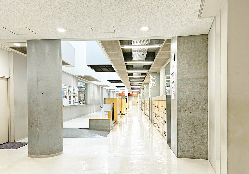 コンクリートを基調としたスタイリッシュな校内/足立学園中学校（東京都/足立区）