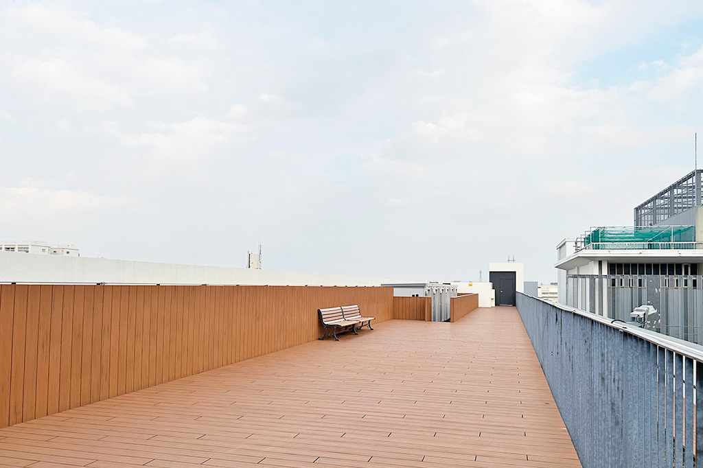 屋上テラス/足立学園中学校（東京都/足立区）