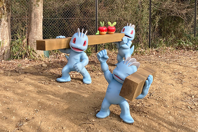 木材を運んでいるワンリキーたち/ポケパーク カントー(東京都/稲城市)