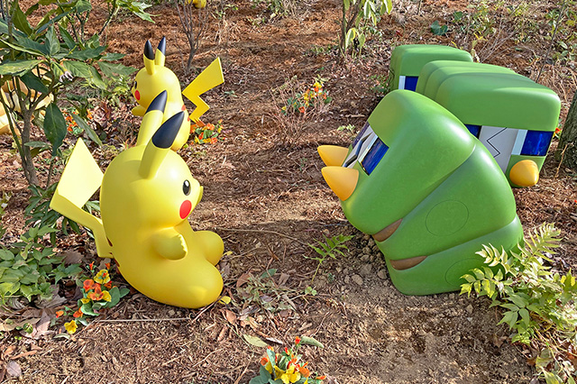 デンジムシに驚いているピカチュウ/ポケパーク カントー(東京都/稲城市)