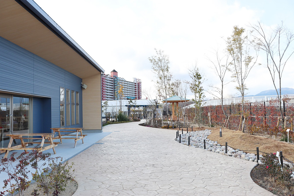 屋外の席/湖と苺(滋賀県/草津市)