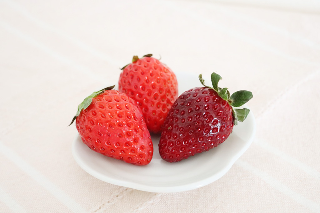 右端が「真紅の美鈴」/湖と苺(滋賀県/草津市)