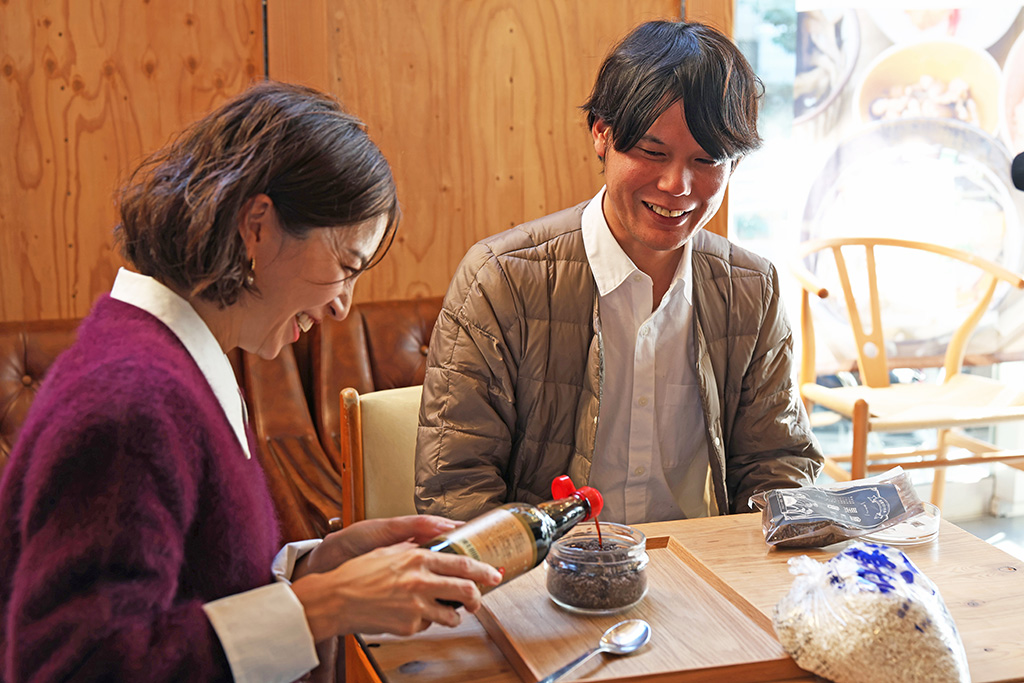 発酵デザイナー・小倉ヒラクさん(右)タレントの安田美沙子さん(左)