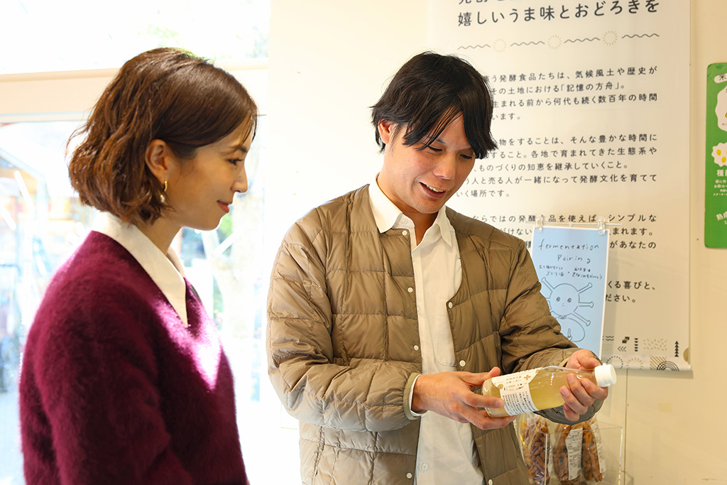 発酵デザイナー・小倉ヒラクさん(右)タレントの安田美沙子さん(左)