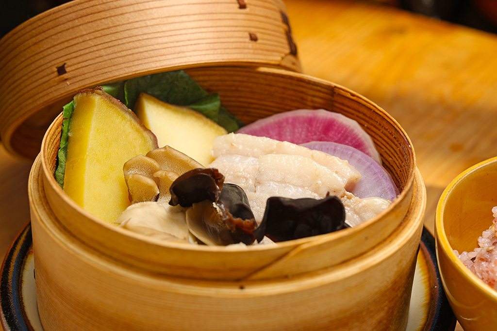 塩麹で漬けた豚肉や季節野菜のせいろ蒸し
