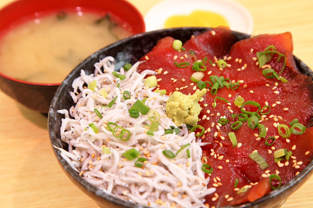 釜揚げしらす・まぐろ丼/磯料理　魚のかねあ（神奈川県/三浦市）