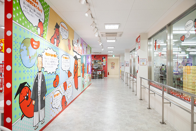 右側のガラス窓の向こうは工場/めんたいパークびわ湖（滋賀県/野洲市）