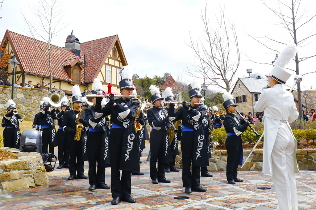 「魔女の谷 マーチングバンド演奏」│春のどんどこ祭り/ジブリパーク(愛知県/長久手市)