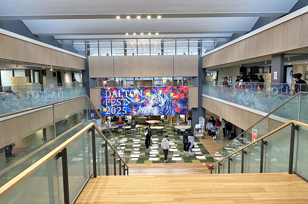 吹き抜けになっている教室棟の大階段/ドルトン東京学園中等部（東京都/調布市）